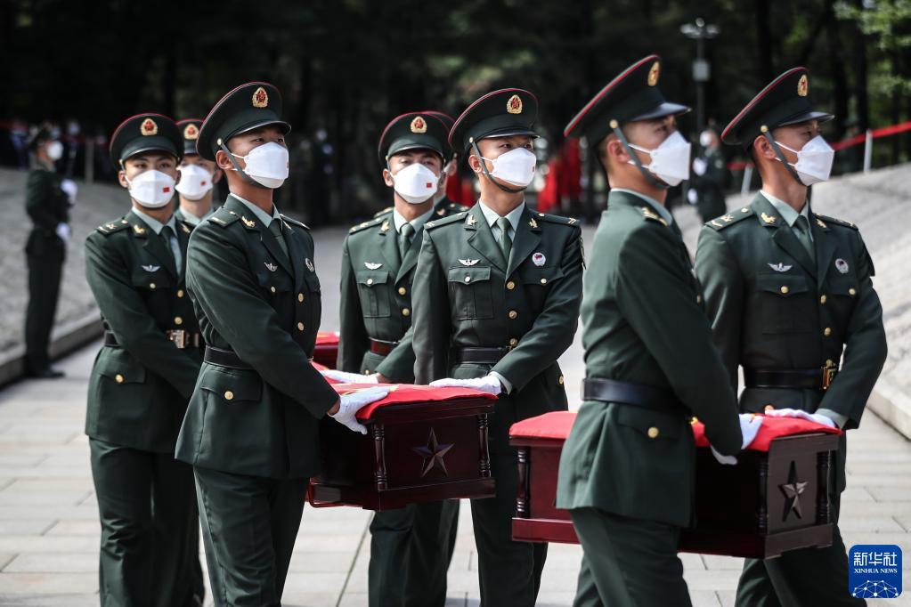 9月17日，礼兵护送志愿军烈士遗骸棺椁入场。新华社记者 潘昱龙 摄