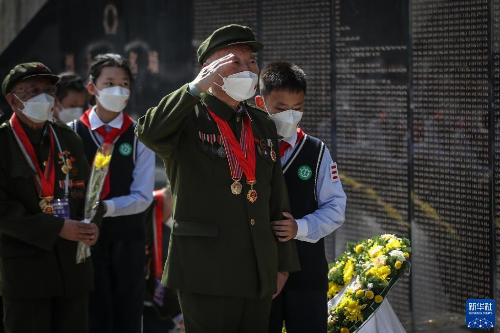 9月17日，志愿军老兵崔龙福向烈士英名墙敬礼。新华社记者 潘昱龙 摄