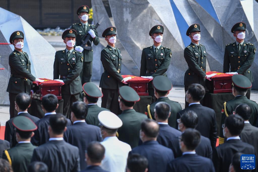9月17日，礼兵护送志愿军烈士遗骸棺椁入场。新华社记者 王乙杰 摄