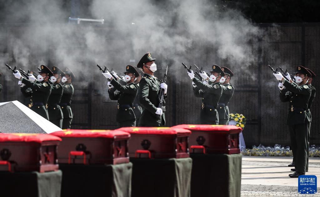 9月17日，礼兵在安葬仪式上鸣枪致敬。新华社记者 潘昱龙 摄