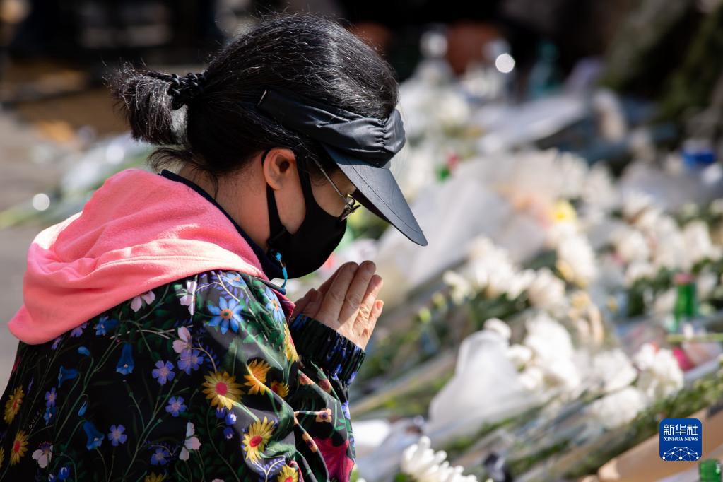 10月31日，民众在韩国首尔市龙山区梨泰院洞一带悼念踩踏事故遇难者。新华社记者 王益亮 摄