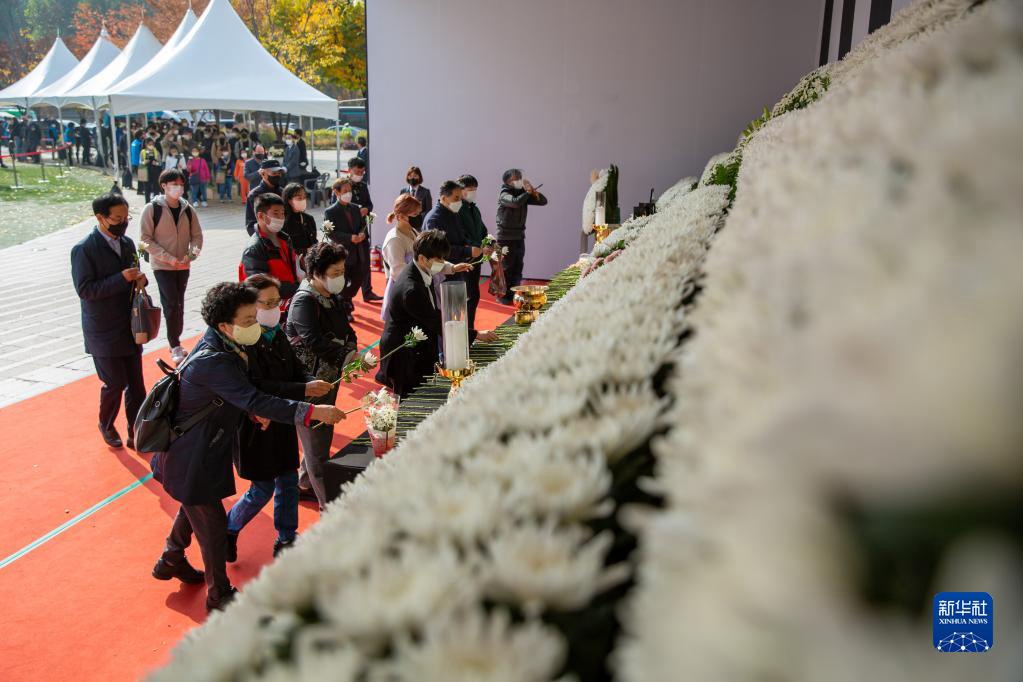 11月1日，民众走进设在韩国首尔广场首尔图书馆正门前的集体焚香所，为遇难者献花默哀。新华社记者 王益亮 摄