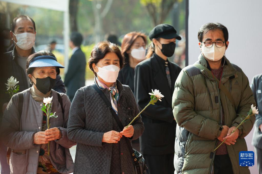 11月1日，民眾走進設在韓國首爾廣場首爾圖書館正門前的集體焚香所，為遇難者獻花默哀。新華社記者 王益亮 攝