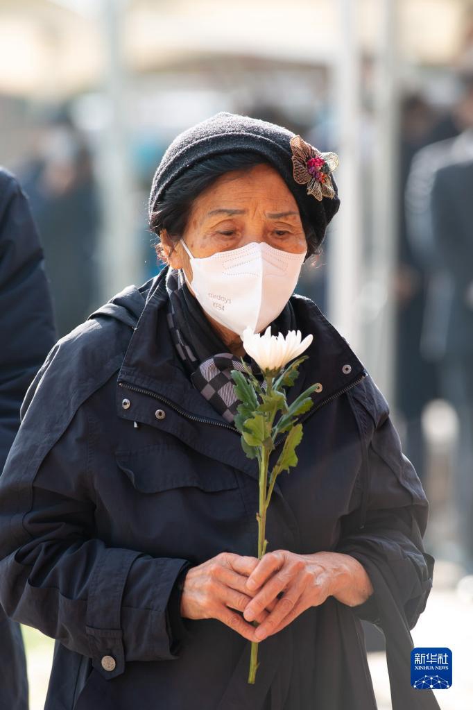 11月1日，民眾走進設在韓國首爾廣場首爾圖書館正門前的集體焚香所，為遇難者獻花默哀。新華社記者 王益亮 攝