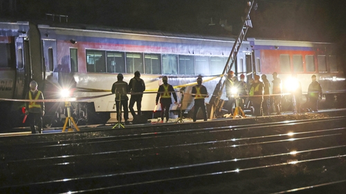 韩国铁路安全事故频发 一列车脱轨致34伤