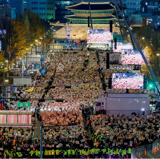 首爾再爆集會，韓媒：“20萬抗議者”促尹錫悅下台，執政黨回擊