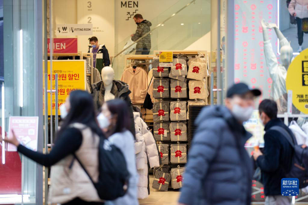 11月24日，人們在韓國首爾明洞商業街購物。新華社記者 王益亮 攝