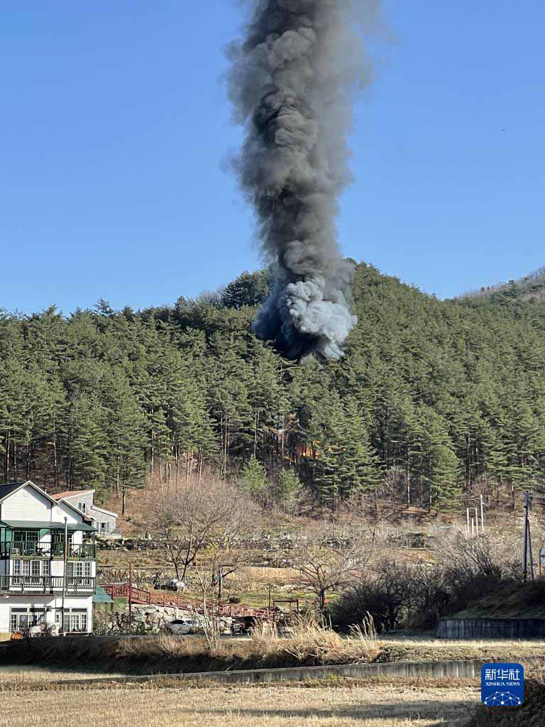 11月27日，在韓國江原道襄陽郡，直升機墜毀現場冒起濃煙。