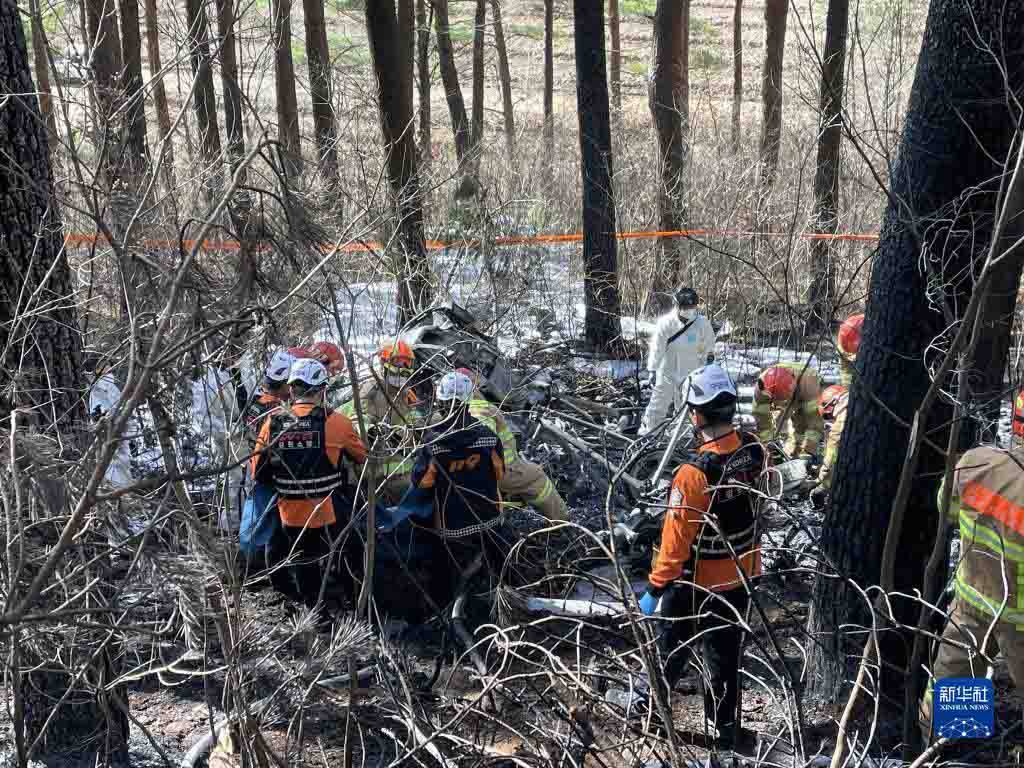 11月27日，在韩国江原道襄阳郡，救援人员在直升机坠毁现场工作。