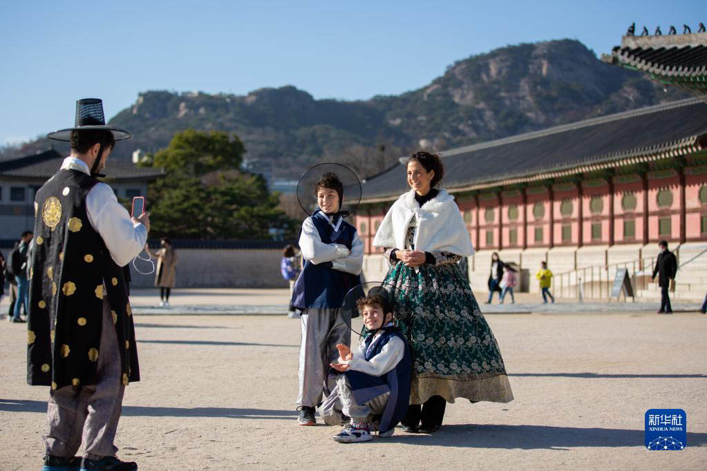 11月26日，人们在韩国首尔景福宫内游览时拍照。新华社记者 王益亮 摄