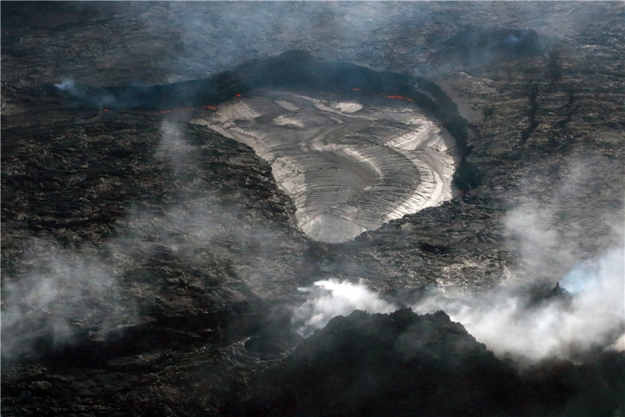 美国夏威夷莫纳罗亚火山开始喷发 警戒级别升级