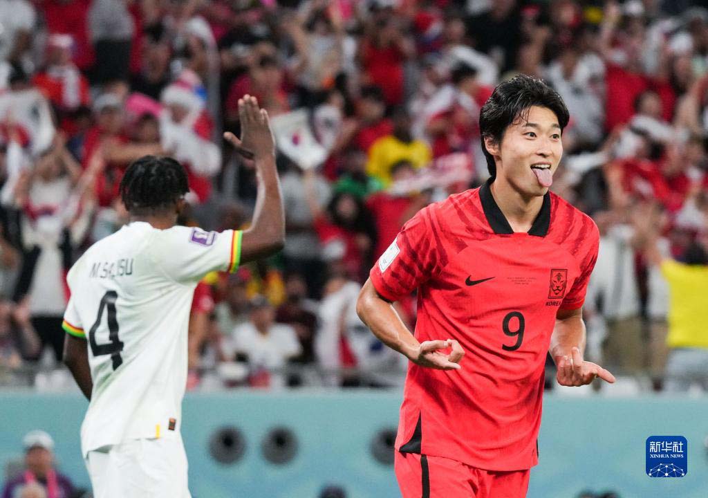 11月28日，韩国队球员曹圭成（右）头球破门后庆祝。新华社记者 李钢 摄