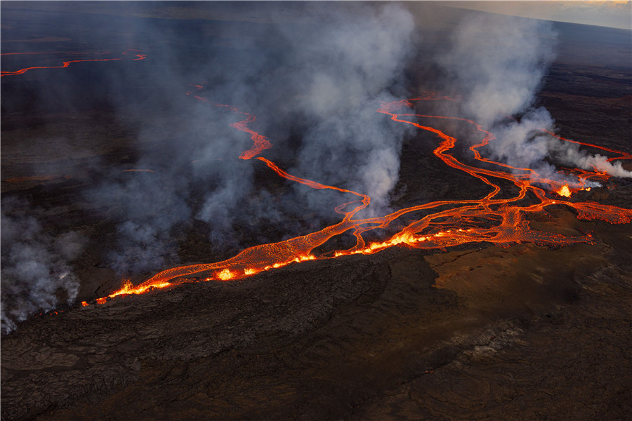 熔岩流淌！夏威夷冒納羅亞火山噴發