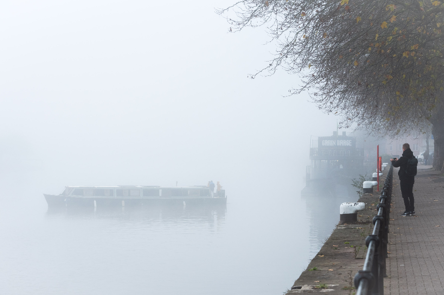 英国布里斯托尔天气寒冷 码头薄雾弥漫