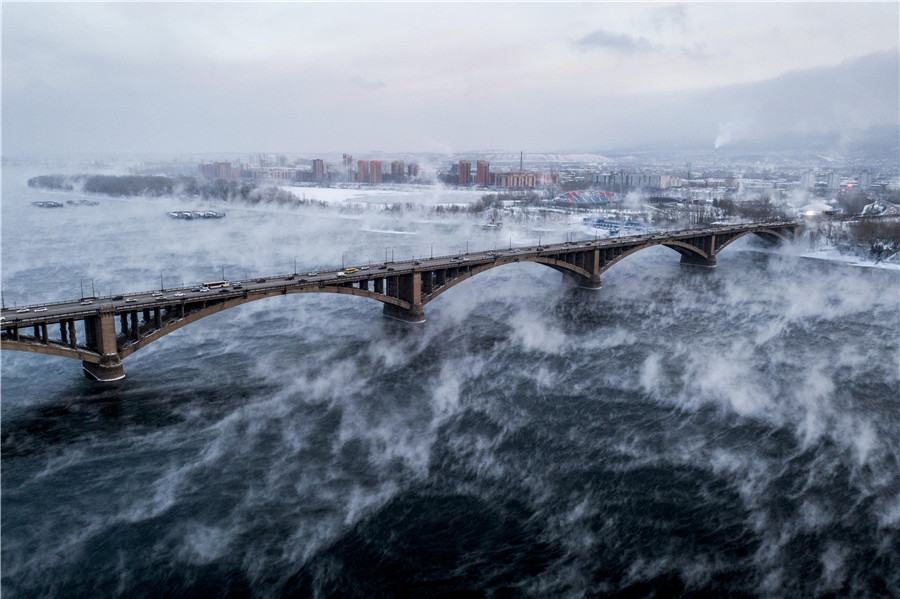 俄羅斯克拉斯諾亞爾斯克天氣寒冷 鳥瞰葉尼塞河顯壯觀