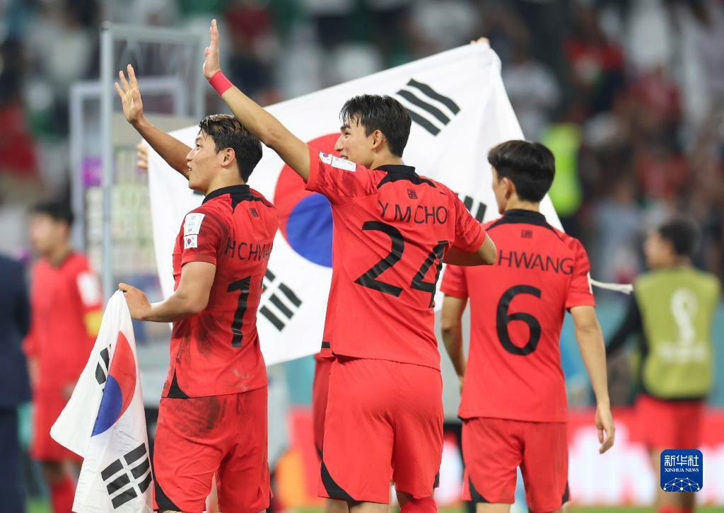 12月2日，韓國隊球員黃喜燦（左）與曹侑珉（中）在比賽后慶祝。新華社記者 李明 攝