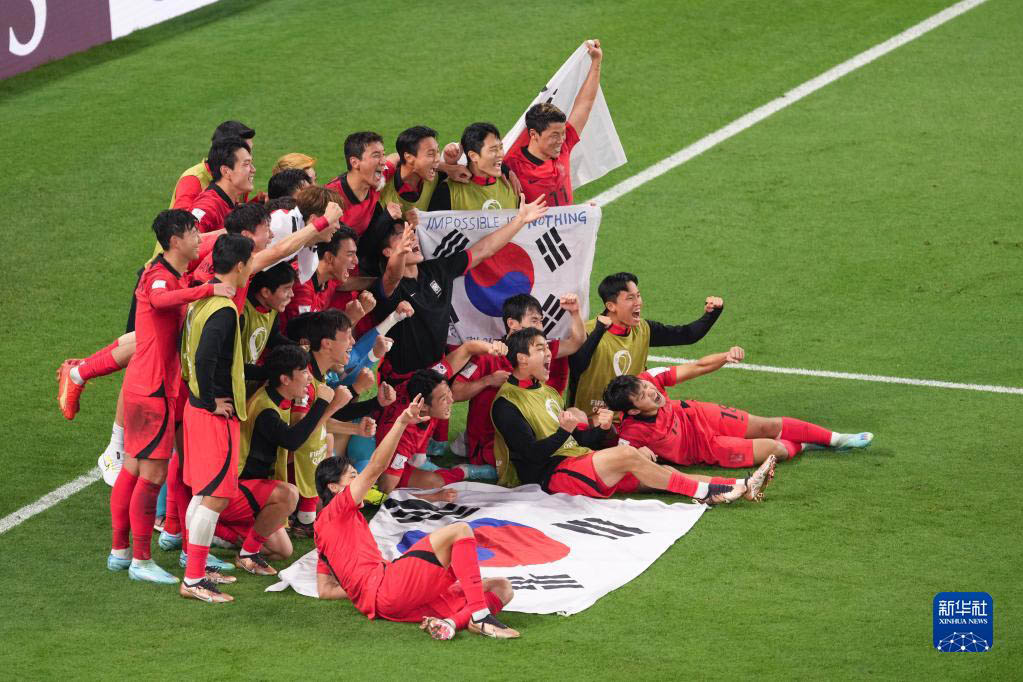 12月2日，韓國隊球員在比賽后慶祝。新華社記者 肖藝九 攝