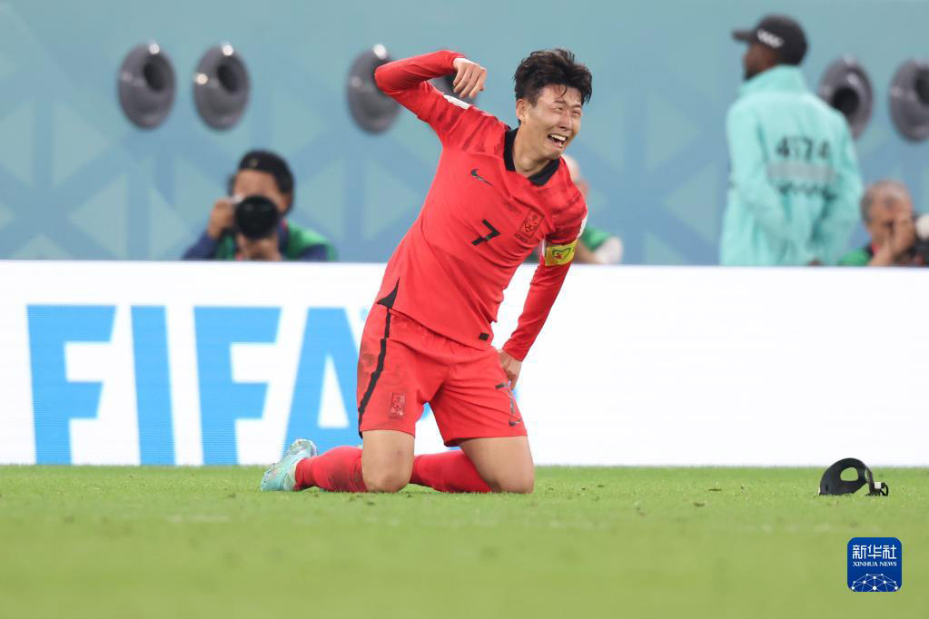 12月2日，韓國隊球員孫興民在比賽后慶祝。新華社記者 曹燦 攝