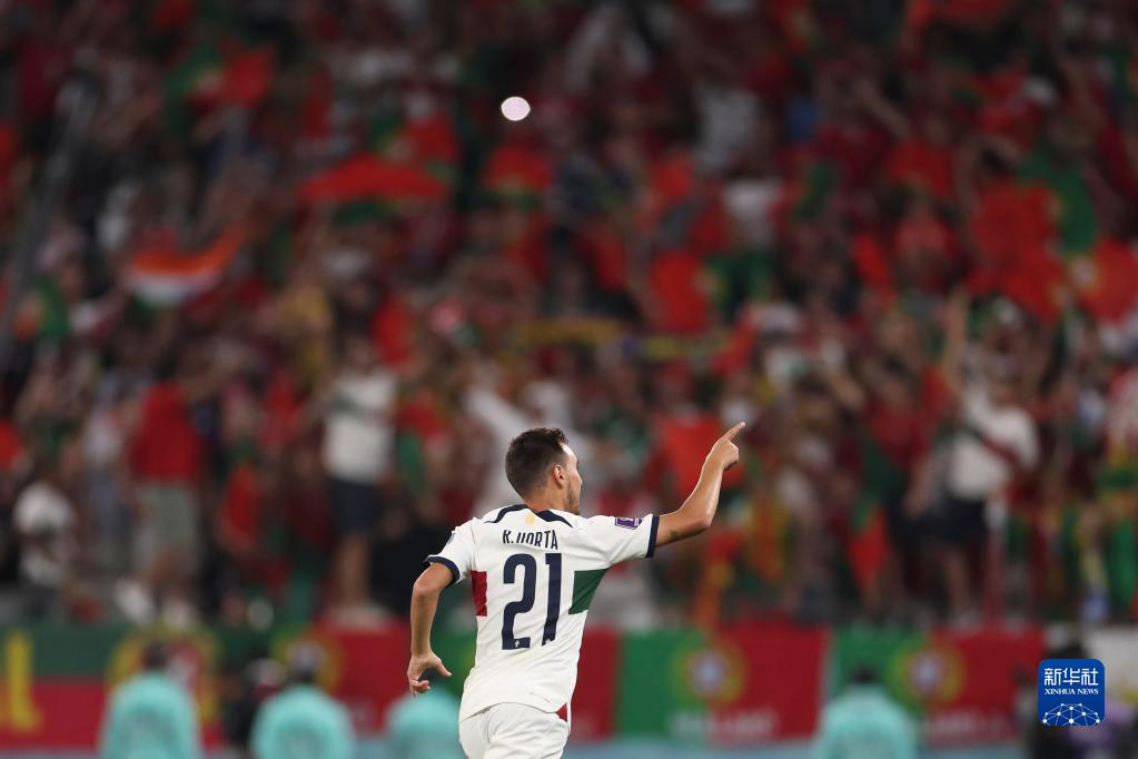 12月2日，葡萄牙隊球員裡卡多·奧爾塔在比賽中進球后慶祝。新華社記者 曹燦 攝