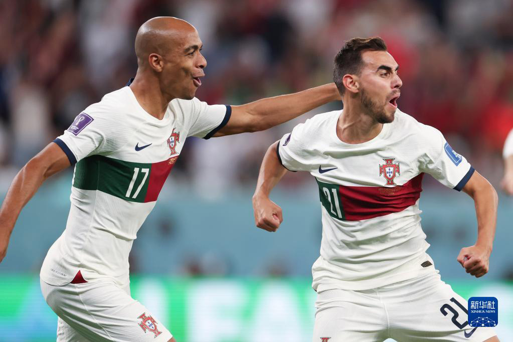 12月2日，葡萄牙隊球員裡卡多·奧爾塔（右）在比賽中進球后慶祝。新華社記者 曹燦 攝