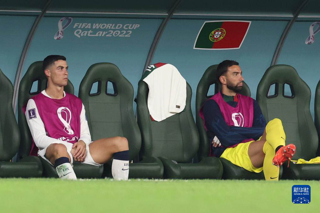 12月2日，葡萄牙隊球員克·羅納爾多（左）在比賽中被替換下場后。新華社記者 韓岩 攝
