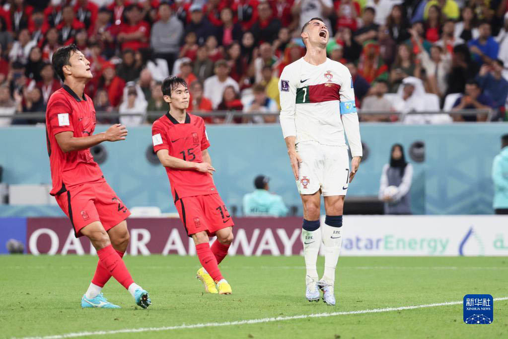 12月2日，葡萄牙隊球員克·羅納爾多（右）在比賽中。新華社記者 蘭紅光 攝