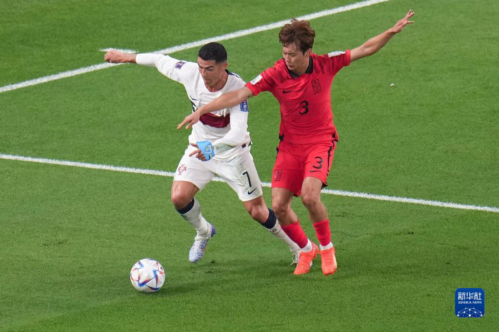 12月2日，葡萄牙隊球員克·羅納爾多（左）與韓國隊球員金珍洙在比賽中拼搶。新華社記者 孟鼎博 攝