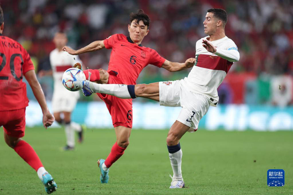 12月2日，葡萄牙隊球員克·羅納爾多（右）與韓國隊球員黃仁范在比賽中拼搶。新華社記者 曹燦 攝