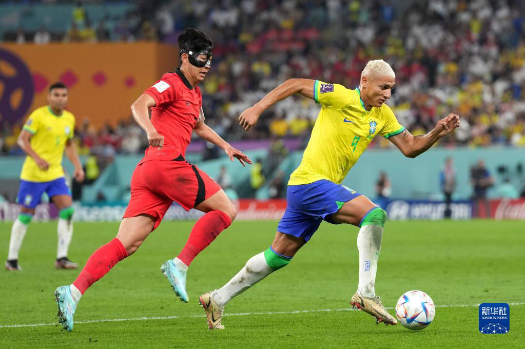12月5日，巴西隊球員理查利森（右）在比賽中突破韓國隊球員孫興民。新華社記者 陳誠 攝