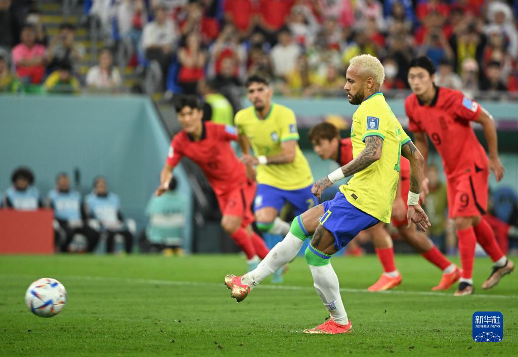 12月5日，巴西隊球員內馬爾在比賽中主罰點球。新華社記者 李尕 攝