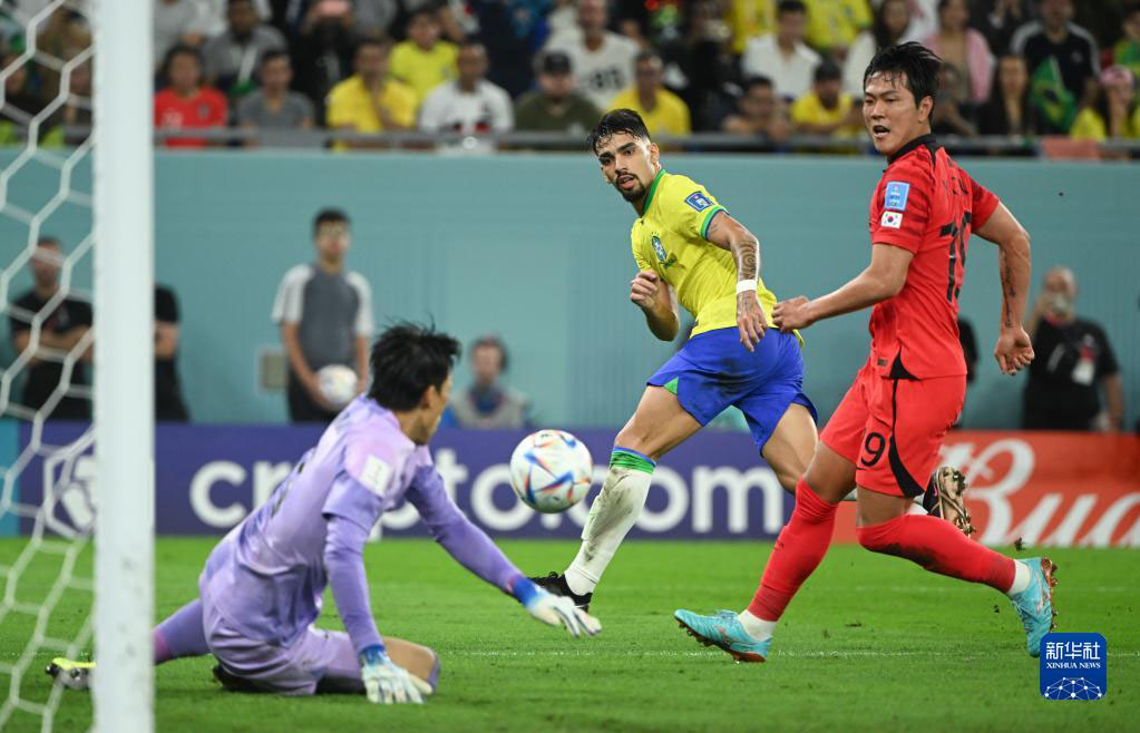 12月5日，巴西隊球員帕奎塔（中）在比賽中射門。新華社記者 李尕 攝