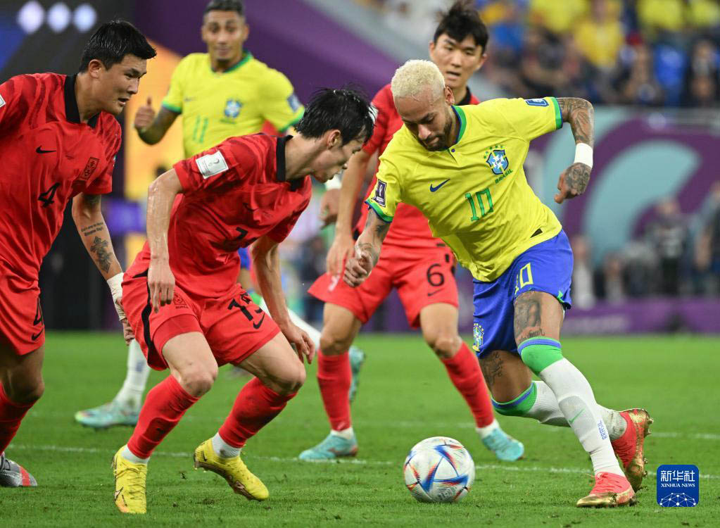 12月5日，巴西隊球員內馬爾（右）在比賽中突破。新華社記者 李尕 攝