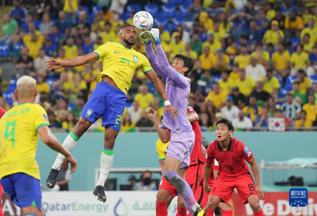 12月5日，韓國隊守門員金承奎（右二）與巴西隊球員布雷默在比賽中拼搶。新華社記者 陳誠 攝