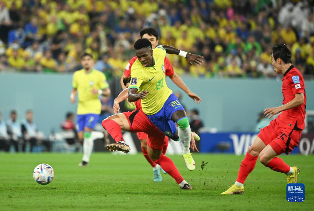 12月5日，巴西隊球員維尼修斯（中）在比賽中突破。新華社記者 李尕 攝