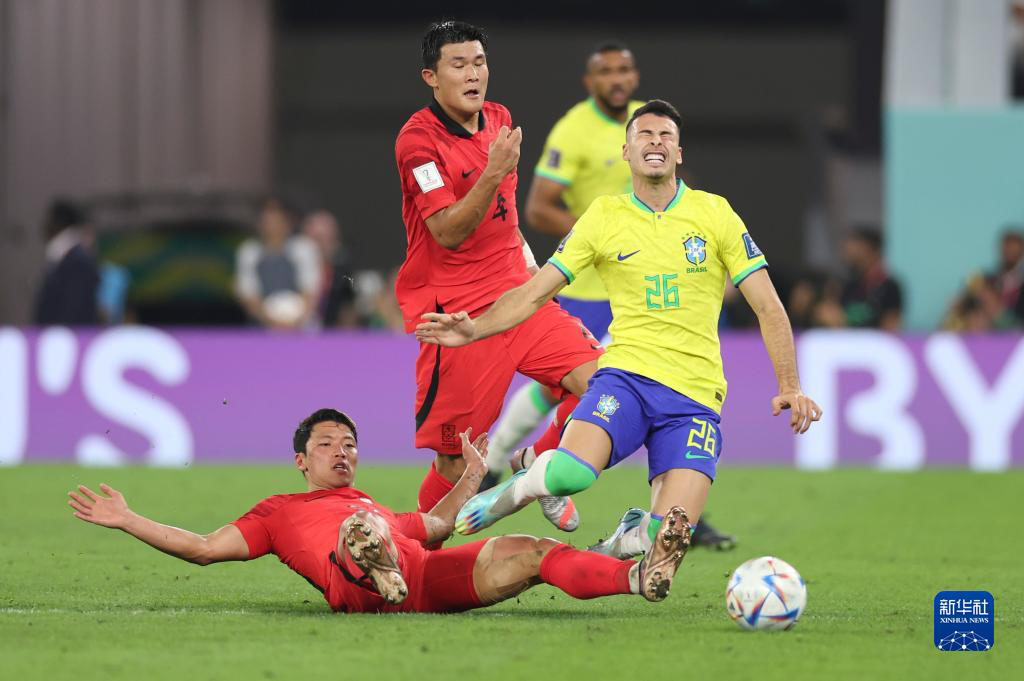 12月5日，巴西隊球員馬丁內利（右）在比賽中突破受阻。新華社記者 徐子鑒 攝