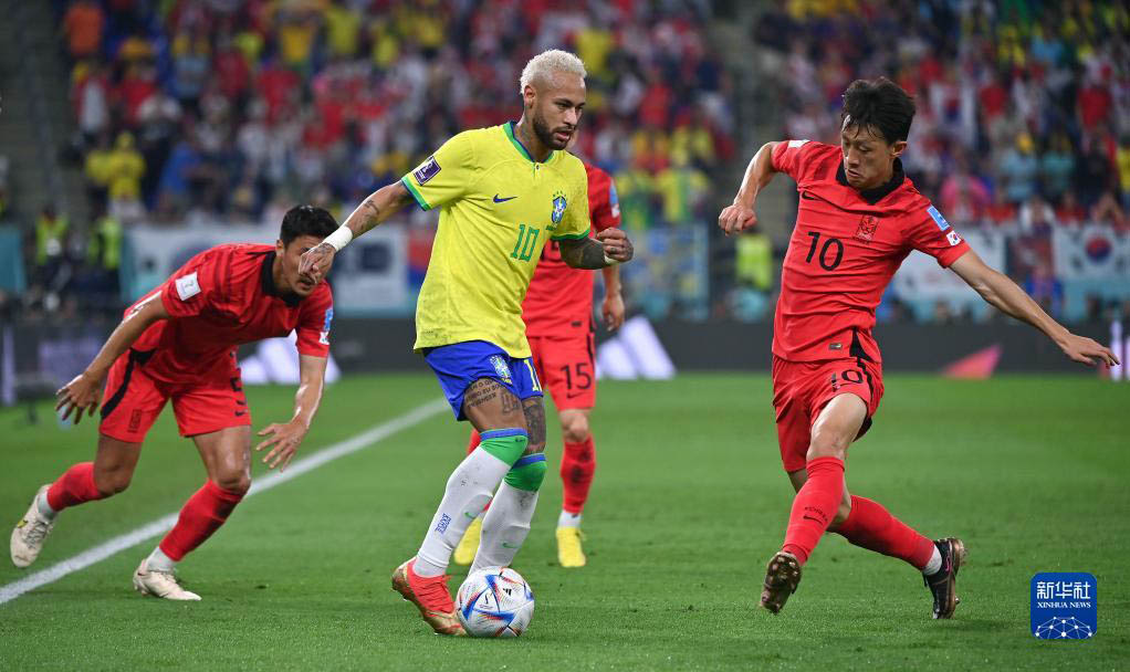 12月5日，巴西隊球員內馬爾（中）在比賽中突破。新華社記者 陳誠 攝