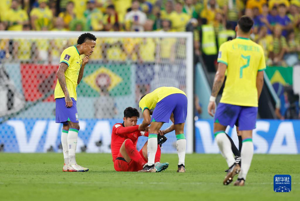 12月5日，巴西隊球員馬爾基尼奧斯（右二）在比賽中扶起倒地的韓國隊球員孫興民。新華社記者 王麗莉 攝
