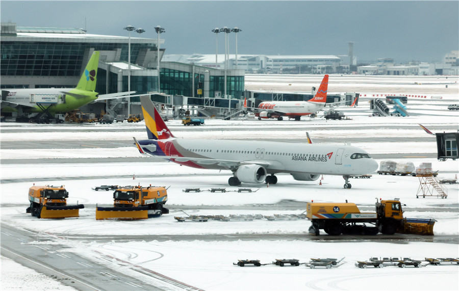 韩国仁川降大雪 仁川机场加紧进行除雪工作