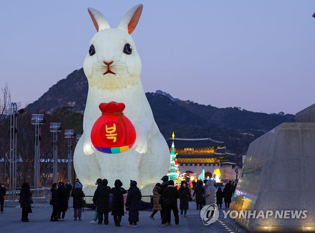 大型“萌兔”贺新年 首尔光化门广场布置花灯