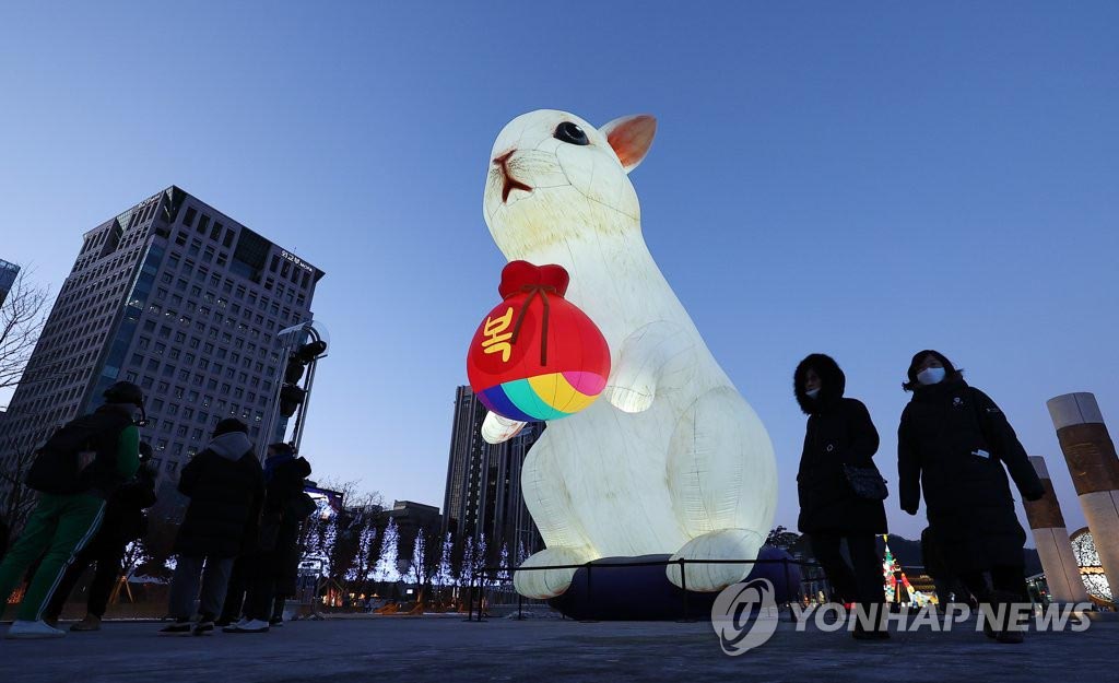 大型“萌兔”贺新年 首尔光化门广场布置花灯【2】