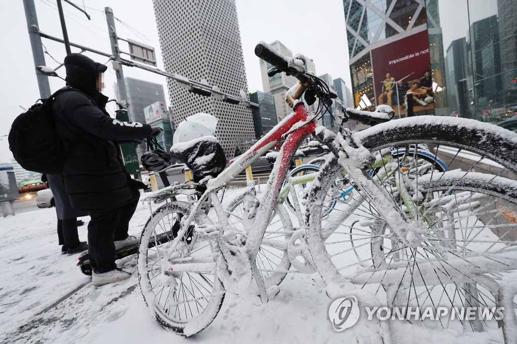 21日上午，首尔迎来降雪天气。