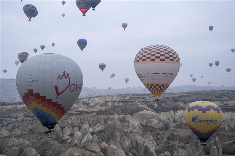 土耳其內夫謝希爾熱氣球飛上天空 吸引眾多游客參觀拍照