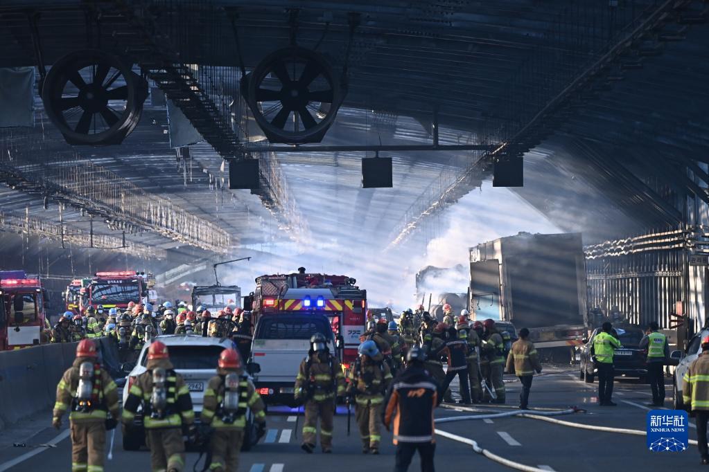 12月29日，消防人員在韓國京畿道果川第二京仁高速公路發生火災的隔音隧道內工作。新華社/紐西斯通訊社