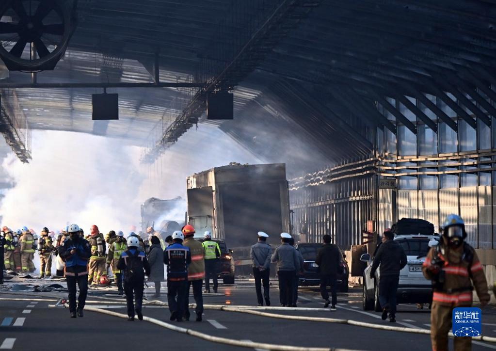12月29日，消防人员在韩国京畿道果川第二京仁高速公路发生火灾的隔音隧道内工作。新华社/纽西斯通讯社