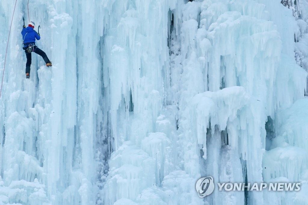 【组图】韩国攀冰爱好者感受冰雪快乐