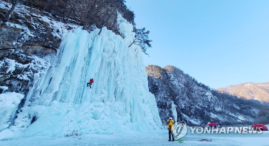 【组图】韩国攀冰爱好者感受冰雪快乐【10】