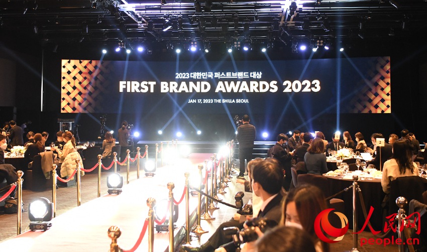 当地时间1月17日，“2023年韩国第一品牌大奖”颁奖典礼在韩国首尔新罗酒店隆重举行。人民网 金志贤摄