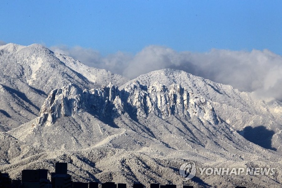16日上午，韓國雪岳山國家公園蔚山岩白雪皚皚。