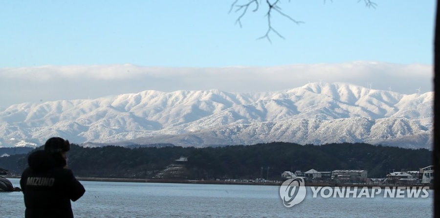 16日，韓國江原道江陵市鏡浦湖，遠處的群山被白雪覆蓋。