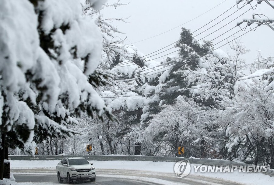 15日，韓國平昌郡前嶺東高速公路大關嶺路段，車輛正在小心行駛。